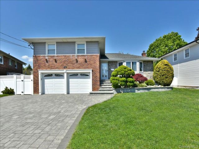  3 BR,  3.00 BTH &nbsp;Split level style home in Bellmore