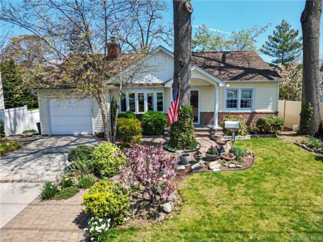  3 BR,  2.00 BTH &nbsp;Ranch style home in Merrick