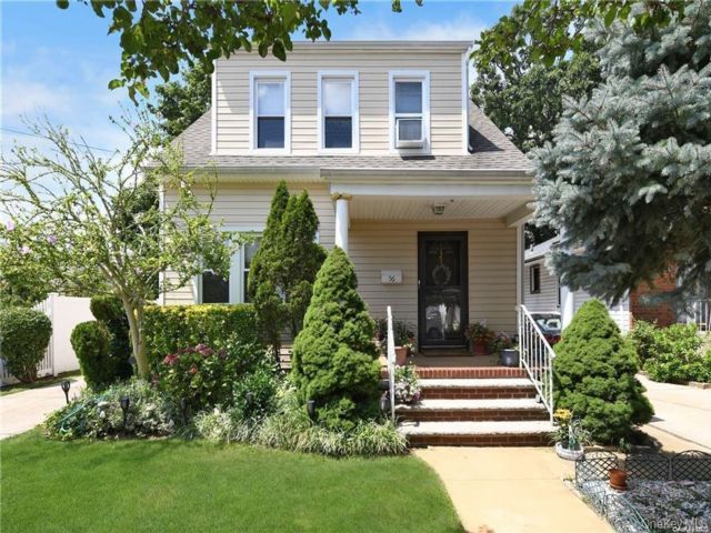  2 BR,  2.00 BTH &nbsp;Colonial style home in Rockville Centre