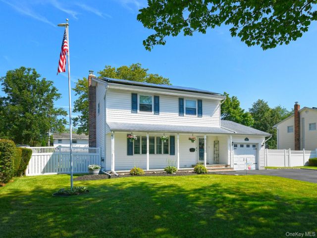  3 BR,  2.00 BTH &nbsp;Colonial style home in Commack