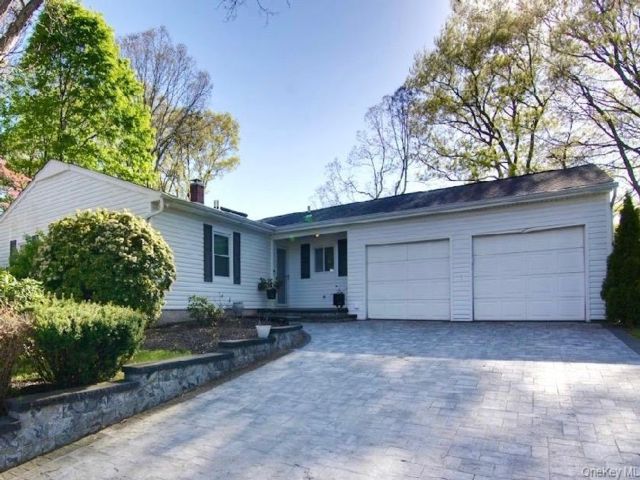  4 BR,  3.00 BTH &nbsp;Exp ranch style home in Lake Ronkonkoma