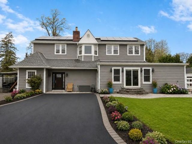  5 BR,  4.00 BTH &nbsp;Colonial style home in West Islip