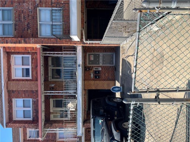  1 BR,  1.00 BTH &nbsp;Traditional style home in Woodhaven
