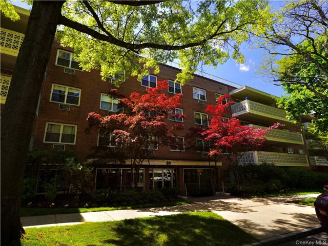  2 BR,  2.00 BTH &nbsp;Other style home in Great Neck Plaza