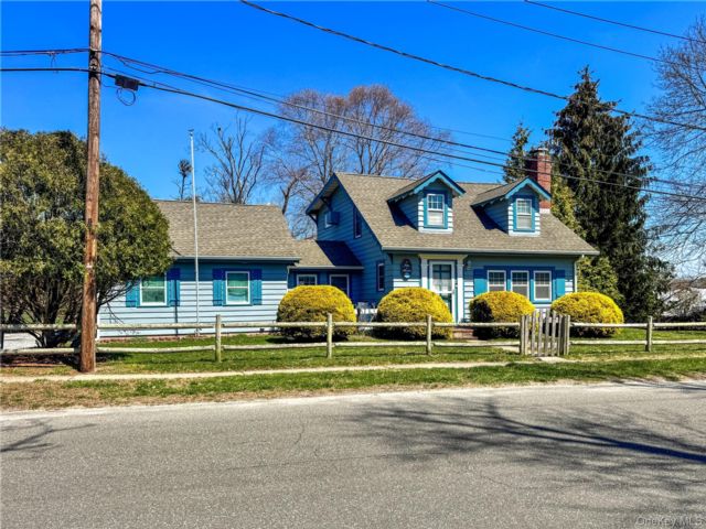  2 BR,  2.00 BTH &nbsp;Cape cod style home in East Moriches