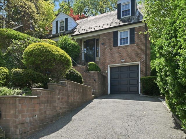  3 BR,  2.00 BTH &nbsp;Cape cod style home in Munsey Park