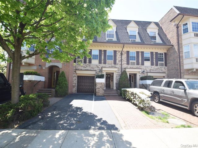  2 BR,  2.00 BTH &nbsp;Condo style home in Bayside