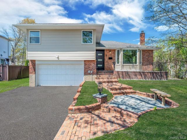  4 BR,  3.00 BTH &nbsp;Split level style home in Plainview