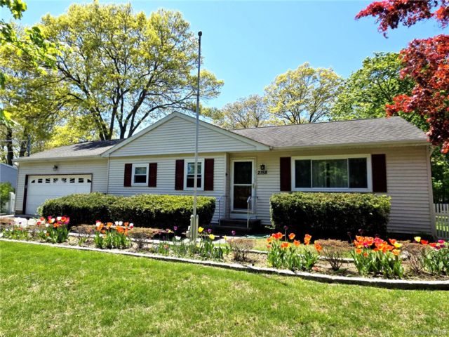  2 BR,  2.00 BTH &nbsp;Ranch style home in Ronkonkoma