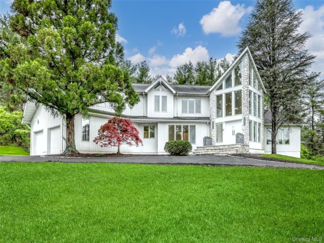  5 BR,  5.00 BTH &nbsp;Colonial style home in New City