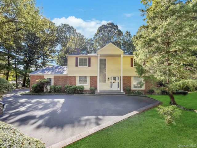  5 BR,  4.00 BTH &nbsp;Colonial style home in Dix Hills