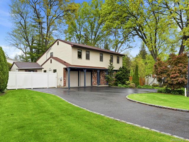  4 BR,  3.00 BTH &nbsp;Splanch style home in South Huntington