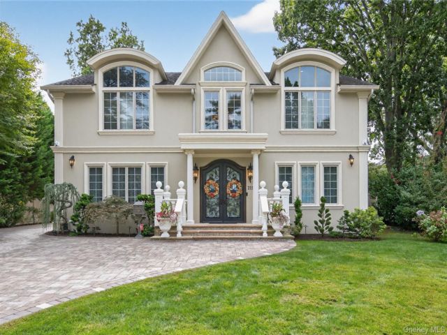  4 BR,  5.00 BTH &nbsp;Colonial style home in Roslyn Heights