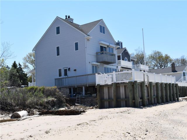  4 BR,  2.00 BTH &nbsp;Colonial style home in Southold