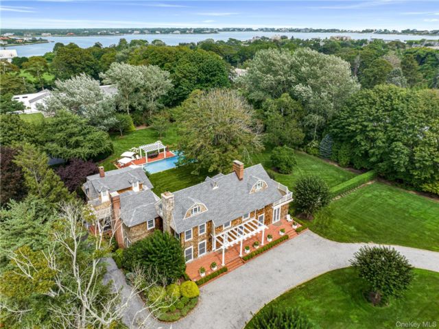  8 BR,  8.00 BTH &nbsp;Estate style home in Westhampton Beach