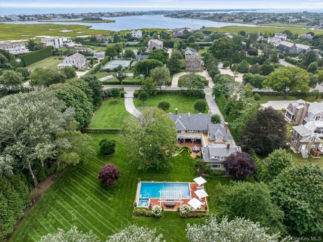  8 BR,  8.00 BTH &nbsp;Estate style home in Westhampton Beach