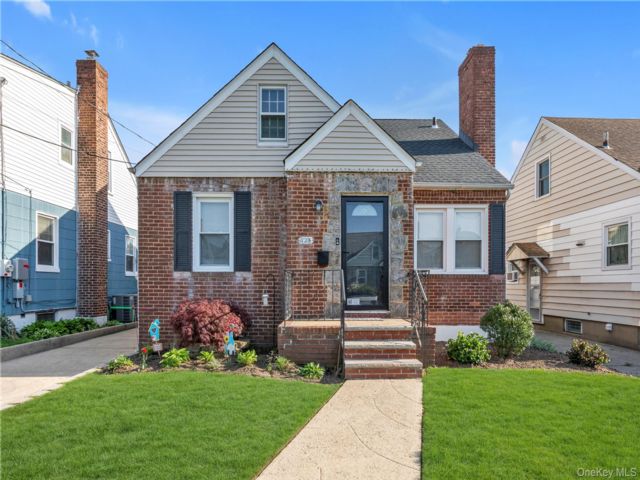  3 BR,  2.00 BTH &nbsp;Cape cod style home in Franklin Square