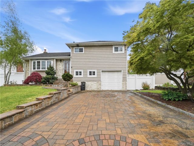  3 BR,  2.00 BTH &nbsp;Split level style home in North Babylon