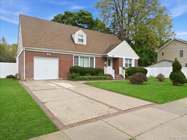  5 BR,  3.00 BTH &nbsp;Exp cape style home in Westbury