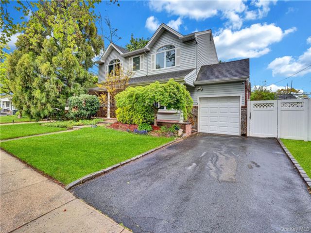  6 BR,  4.00 BTH &nbsp;Colonial style home in East Meadow