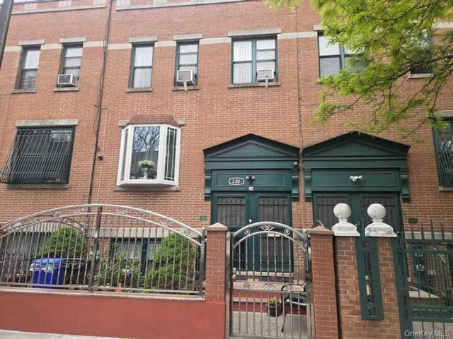  5 BR,  3.00 BTH &nbsp;Colonial style home in Bedford Stuyvesant