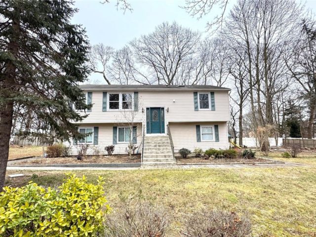  4 BR,  3.00 BTH &nbsp;Hi ranch style home in Centereach