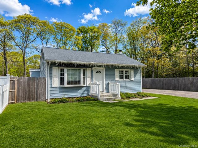  3 BR,  1.00 BTH &nbsp;Ranch style home in Shirley