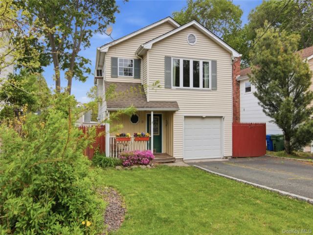  3 BR,  2.00 BTH &nbsp;Other style home in Port Jefferson