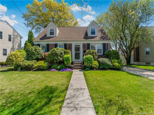  4 BR,  2.00 BTH &nbsp;Cape cod style home in Oceanside