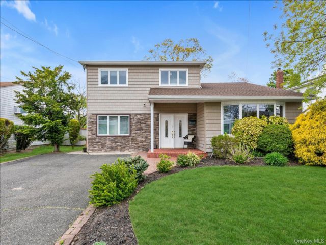  3 BR,  2.00 BTH &nbsp;Split level style home in Bellmore