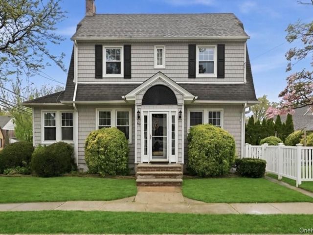  3 BR,  2.00 BTH &nbsp;Colonial style home in Floral Park