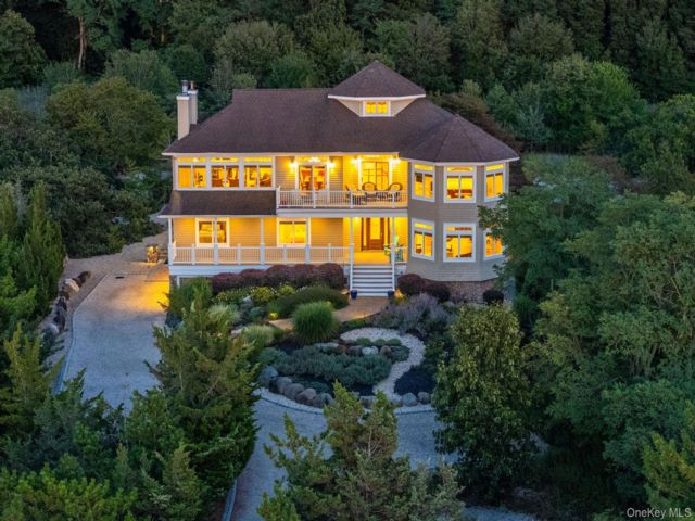  5 BR,  4.00 BTH &nbsp;Traditional style home in Southold