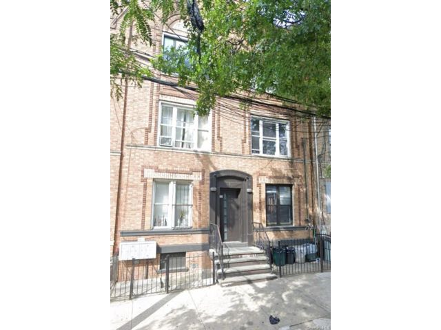  2 BR,  1.00 BTH &nbsp;Traditional style home in Cypress Hills