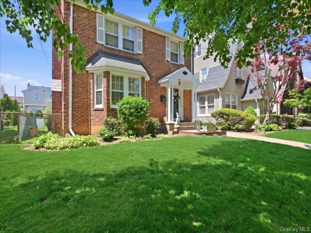  3 BR,  2.00 BTH &nbsp;Colonial style home in Floral Park