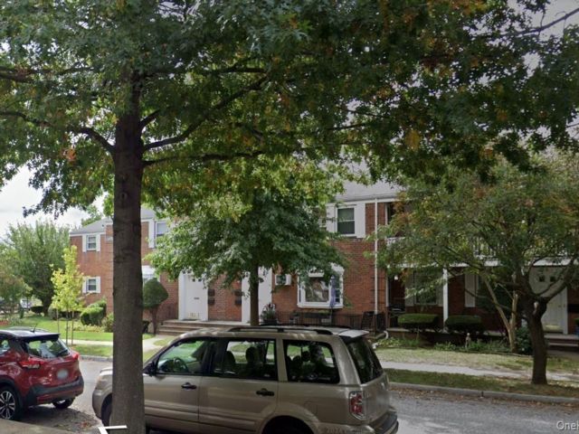  2 BR,  1.00 BTH &nbsp;Colonial style home in Glen Oaks