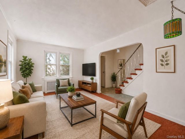  3 BR,  2.00 BTH &nbsp;House style home in Flushing