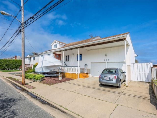  3 BR,  3.00 BTH &nbsp;Splanch style home in Freeport