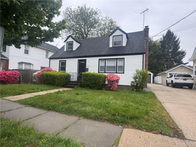  4 BR,  3.00 BTH &nbsp;Exp cape style home in Williston Park