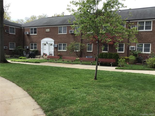  2 BR,  1.00 BTH &nbsp;Garden style home in Little Neck