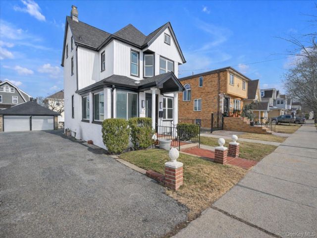  3 BR,  3.00 BTH &nbsp;Colonial style home in Whitestone