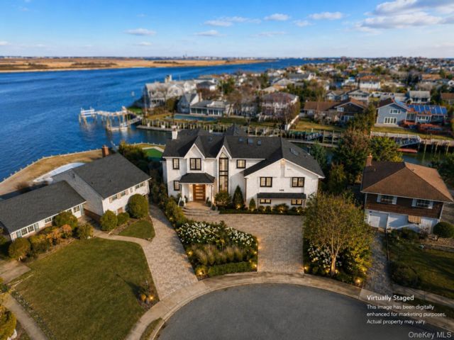  6 BR,  6.00 BTH &nbsp;Colonial style home in Atlantic Beach