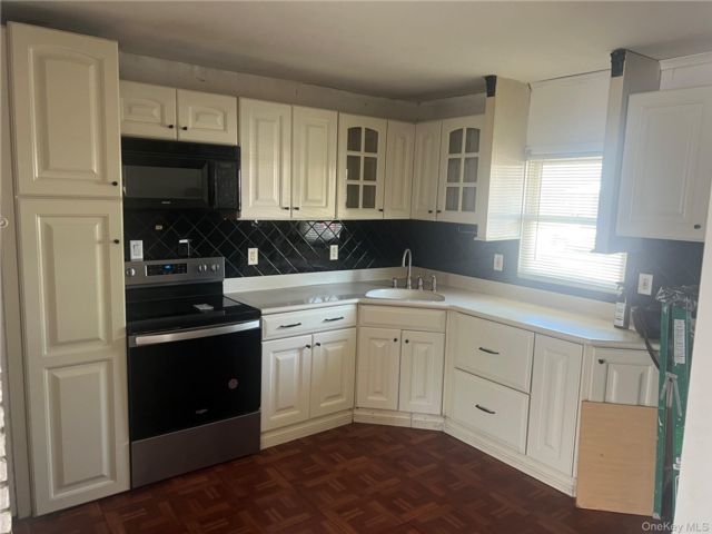  2 BR,  1.00 BTH &nbsp;Colonial style home in Levittown