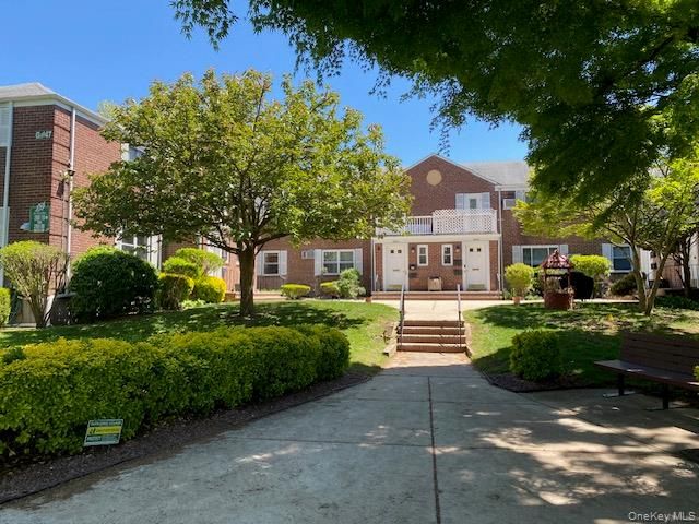  2 BR,  1.00 BTH &nbsp;Garden style home in Glen Oaks