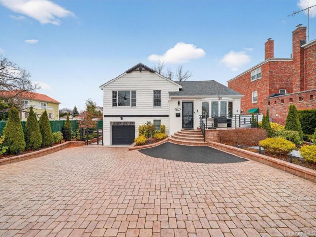  3 BR,  2.00 BTH &nbsp;Modern style home in Throggs Neck