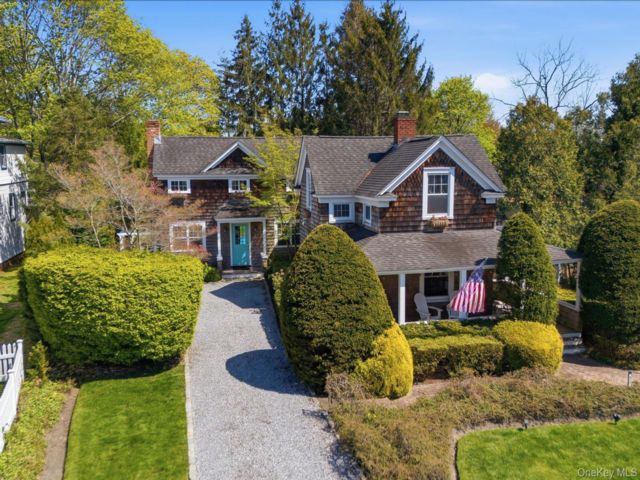  4 BR,  2.00 BTH &nbsp;Craftsman style home in East Quogue