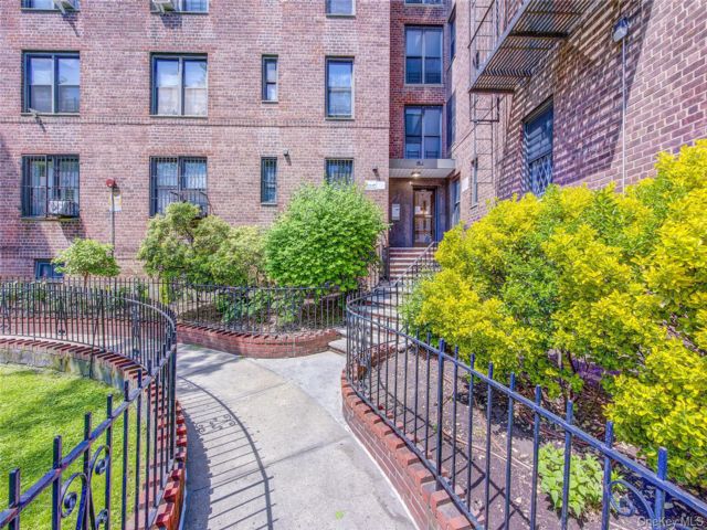  1 BR,  1.00 BTH &nbsp;Other style home in Jackson Heights