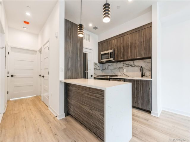  2 BR,  2.00 BTH &nbsp;Garden style home in Oceanside