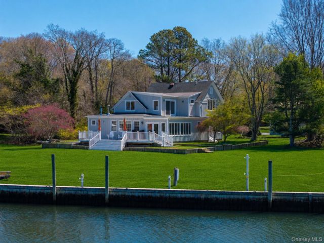  4 BR,  3.00 BTH &nbsp;Post modern style home in Center Moriches