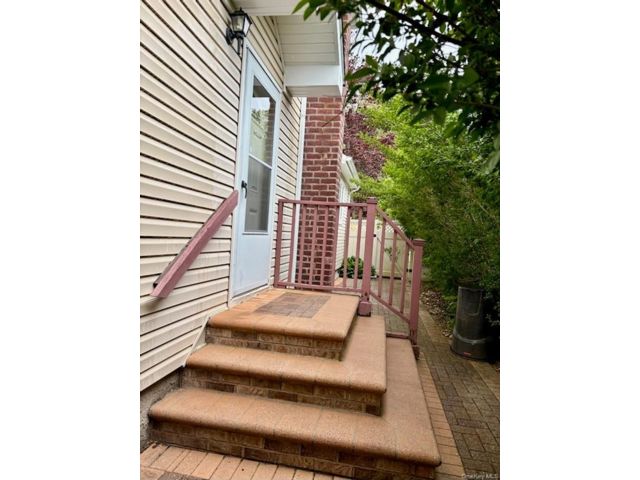  1 BR,  1.00 BTH &nbsp;Colonial style home in East Northport
