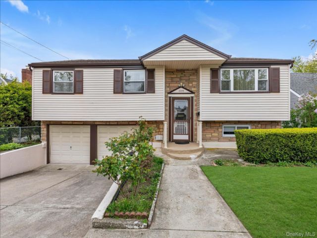  4 BR,  2.00 BTH &nbsp;Hi ranch style home in Merrick